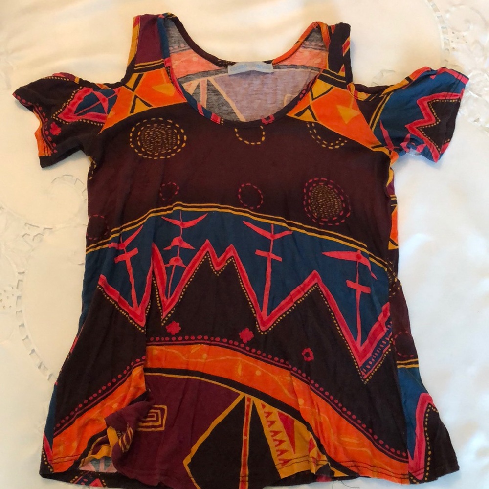 Geometric Shirt with shoulder cut out